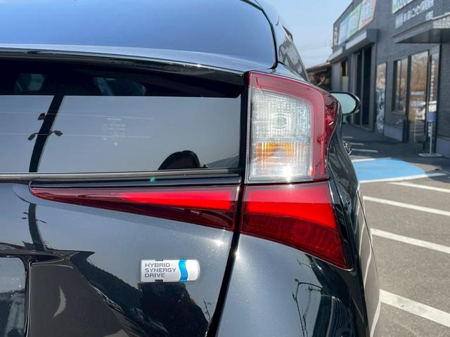 プリウス Ｓツーリングセレクション　純正９インチナビ　禁煙車　バックカメラ　フルセグ　フロアマット　バイザー　電動格納ミラー　シートヒーター　ＬＥＤヘッドランプ　定期点検記録簿　スマートキー　オートクルーズコントロール（11枚目）