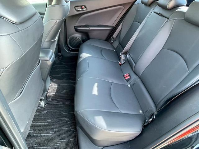 プリウス Ｓツーリングセレクション　純正９インチナビ　禁煙車　バックカメラ　フルセグ　フロアマット　バイザー　電動格納ミラー　シートヒーター　ＬＥＤヘッドランプ　定期点検記録簿　スマートキー　オートクルーズコントロール（13枚目）