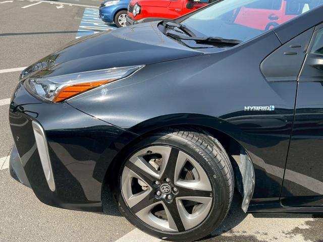 プリウス Ｓツーリングセレクション　純正９インチナビ　禁煙車　バックカメラ　フルセグ　フロアマット　バイザー　電動格納ミラー　シートヒーター　ＬＥＤヘッドランプ　定期点検記録簿　スマートキー　オートクルーズコントロール（15枚目）