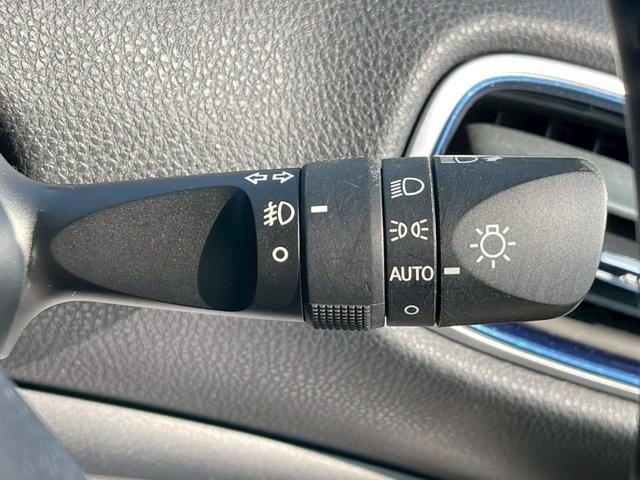 プリウス Ｓツーリングセレクション　純正９インチナビ　禁煙車　バックカメラ　フルセグ　フロアマット　バイザー　電動格納ミラー　シートヒーター　ＬＥＤヘッドランプ　定期点検記録簿　スマートキー　オートクルーズコントロール（20枚目）