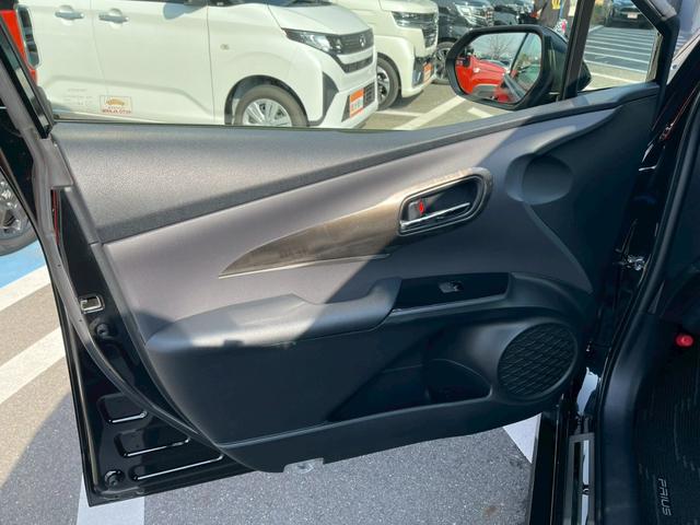 プリウス Ｓツーリングセレクション　純正９インチナビ　禁煙車　バックカメラ　フルセグ　フロアマット　バイザー　電動格納ミラー　シートヒーター　ＬＥＤヘッドランプ　定期点検記録簿　スマートキー　オートクルーズコントロール（49枚目）