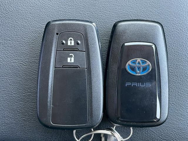 プリウス Ｓツーリングセレクション　純正９インチナビ　禁煙車　バックカメラ　フルセグ　フロアマット　バイザー　電動格納ミラー　シートヒーター　ＬＥＤヘッドランプ　定期点検記録簿　スマートキー　オートクルーズコントロール（62枚目）