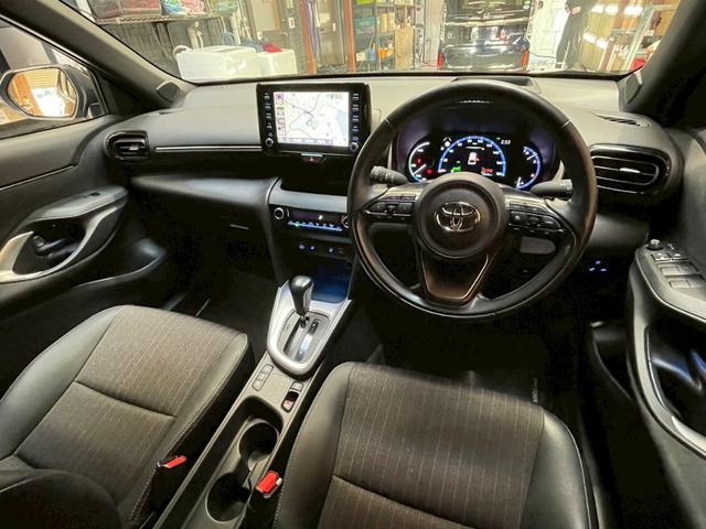 ヤリスクロス ハイブリッドＺ　禁煙車　全周囲カメラ　障害物センサー　レーダークルーズコントロール　ＢＳＭ　オートライト　シートヒーター　前後ドラレコ　ＥＴＣ　純正ナビ　スマートキー　パワーシート　ヘッドアップディスプレイ（2枚目）