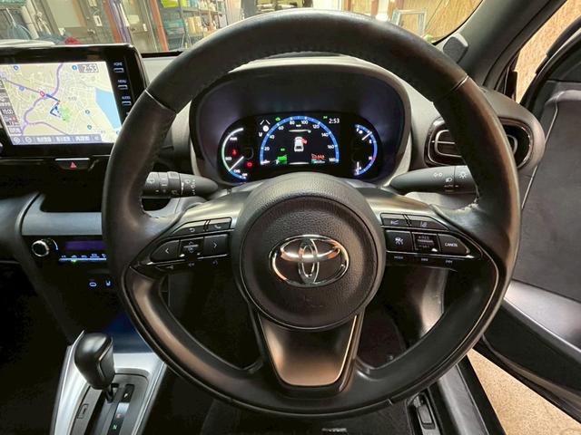 ヤリスクロス ハイブリッドＺ　禁煙車　全周囲カメラ　障害物センサー　レーダークルーズコントロール　ＢＳＭ　オートライト　シートヒーター　前後ドラレコ　ＥＴＣ　純正ナビ　スマートキー　パワーシート　ヘッドアップディスプレイ（8枚目）