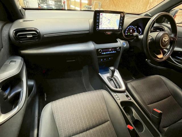 ヤリスクロス ハイブリッドＺ　禁煙車　全周囲カメラ　障害物センサー　レーダークルーズコントロール　ＢＳＭ　オートライト　シートヒーター　前後ドラレコ　ＥＴＣ　純正ナビ　スマートキー　パワーシート　ヘッドアップディスプレイ（25枚目）