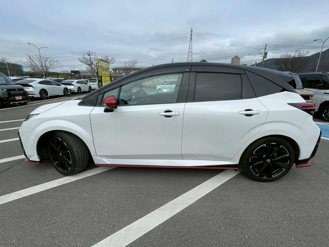 オーラ ニスモ 禁煙車 全周囲カメラ フルセグナビ 前後ドラレコ ETC スマートキー 電動格納ミラー デジタルルームミラー ドアバイザー フードデカール LEDヘッドランプ BSM レーンアシスト 障害物センサー(77枚目)