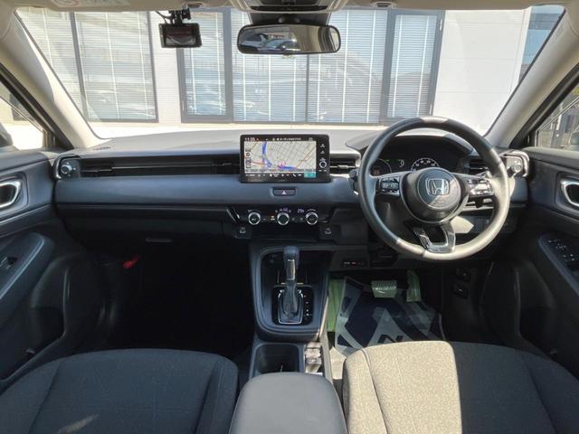 ヴェゼル ｅ：ＨＥＶ　Ｘ　ホンダコネクト９型ディスプレイ　バックカメラ　ホンダセンシング　レーダークルーズ　禁煙車　ドラレコ　コーナーセンサー　スマートキー　ＬＥＤヘッドライト　ＥＴＣ２．０　オートハイビーム　車線逸脱警報（2枚目）