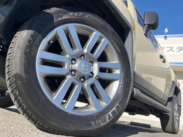 FJクルーザー ファイナルエディション 4WD 純正SDナビ バックカメラ リアデフロック 禁煙車 ETC クルーズコントロール 純正20インチアルミ Bluetooth接続 CD再生 フルセグ 革巻きステアリング フォグランプ(13枚目)