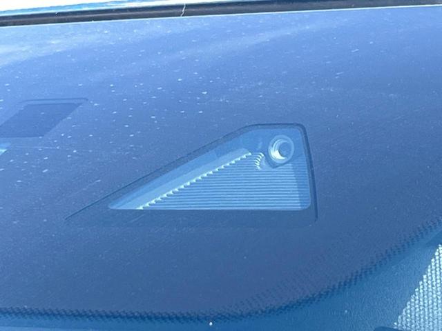 【スマートシティブレーキサポート】低速走行中に前方の車両等を認識し、衝突しそうな時は警報とブレーキで衝突回避と被害軽減をアシスト。より安全にドライブをお楽しみいただけます。