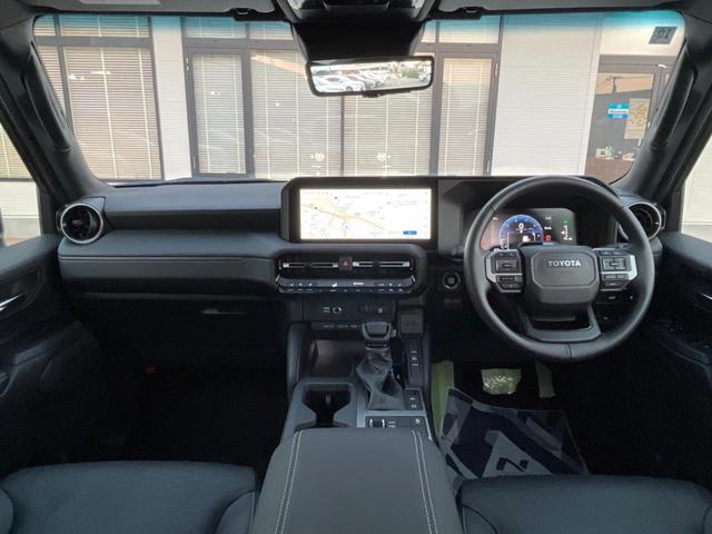 ランドクルーザー２５０ ＶＸ　４ＷＤ　サンルーフ　丸目１眼ＬＥＤヘッド　トヨタチームメイト　全周囲カメラ　セーフティセンス　レーダークルーズ　禁煙車　レザーシート　シートエアコン　パワーシート　１２．３インチディスプレイオーディオ（2枚目）