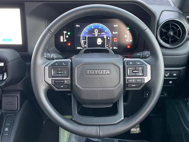 ランドクルーザー２５０ ＶＸ　４ＷＤ　サンルーフ　丸目１眼ＬＥＤヘッド　トヨタチームメイト　全周囲カメラ　セーフティセンス　レーダークルーズ　禁煙車　レザーシート　シートエアコン　パワーシート　１２．３インチディスプレイオーディオ（12枚目）