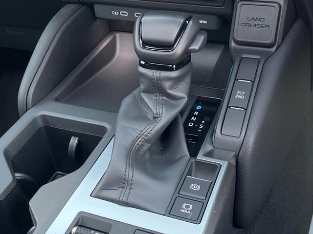 ランドクルーザー２５０ ＶＸ　４ＷＤ　サンルーフ　丸目１眼ＬＥＤヘッド　トヨタチームメイト　全周囲カメラ　セーフティセンス　レーダークルーズ　禁煙車　レザーシート　シートエアコン　パワーシート　１２．３インチディスプレイオーディオ（68枚目）