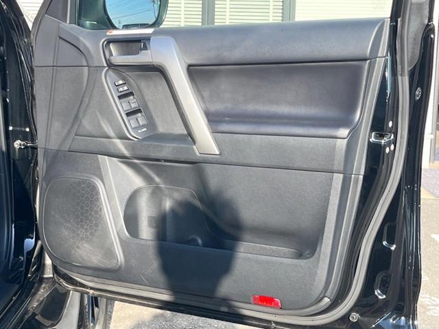 ランドクルーザープラド TX Lパッケージ マットブラックエディション 4WD ターボ ディーゼル(軽油) 7人乗り サンルーフ 全周囲カメラ 衝突被害軽減システム レーダークルーズ 禁煙車 レザーシート 前席シートエアコン ドラレコ コーナーセンサー スマートキー(50枚目)