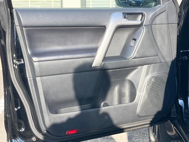 ランドクルーザープラド TX Lパッケージ マットブラックエディション 4WD ターボ ディーゼル(軽油) 7人乗り サンルーフ 全周囲カメラ 衝突被害軽減システム レーダークルーズ 禁煙車 レザーシート 前席シートエアコン ドラレコ コーナーセンサー スマートキー(52枚目)