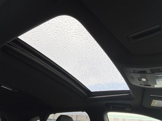 【サンルーフ】開放感たっぷりの希少装備、サンルーフが装着されています！車内に明かりを取り入れたり景色を楽しむ以外にも、車内の空気も簡単に換気できて快適です！