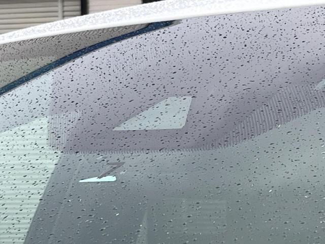 【プリクラッシュセーフティ】前方の車両等を検知し、衝突しそうな時は警報で注意を促し、ブレーキを踏む力をサポート。ブレーキを踏めなかった場合は衝突被害軽減ブレーキが作動、衝突回避をサポートします。