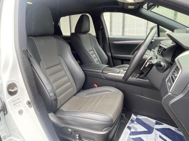 【専用スポーツ革シート】ホールド性に優れ、カーブ時の体が流れを抑制してくれます。また、体にフィットするから腰や背中が疲れにくく、ロングドライブや高速走行でも快適にお過ごしいただけます♪