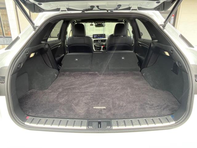 後席を格納すると、これだけの広さが！シーンに合わせたシートアレンジで、大きな荷物も積むことが出来ます♪