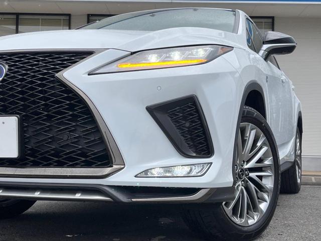 【三眼ＬＥＤヘッドライト】スタイリッシュな見た目の三眼ＬＥＤヘッドライトを装備♪スタイルだけでなく、夜間の走行も視界良好で安心してお乗りいただけます。