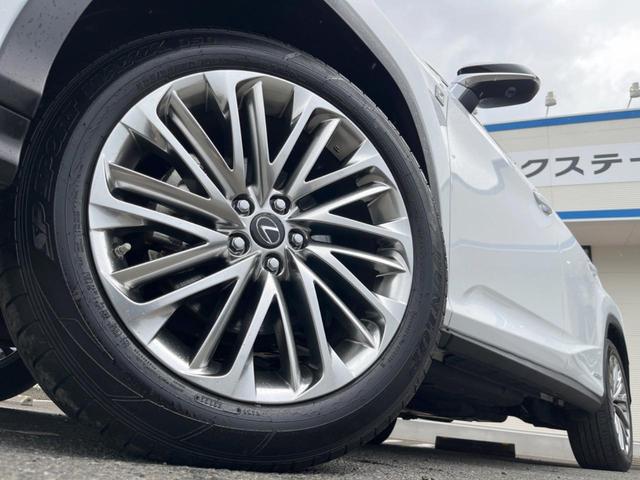 【グレード専用純正２０インチアルミホイール】デザイン性の高い純正アルミホイールを装着しております。各種社外アルミホイールや、スタッドレスタイヤも取扱いしております。是非ご相談ください♪