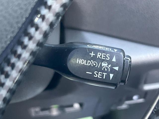 【レーダークルーズコントロール】高速道路での長距離走行が楽に！！自動で速度を保つクルーズコントロールが、衝突軽減システムと連携し、前方の車両を感知して車間を保つように速度調節してくれます！！