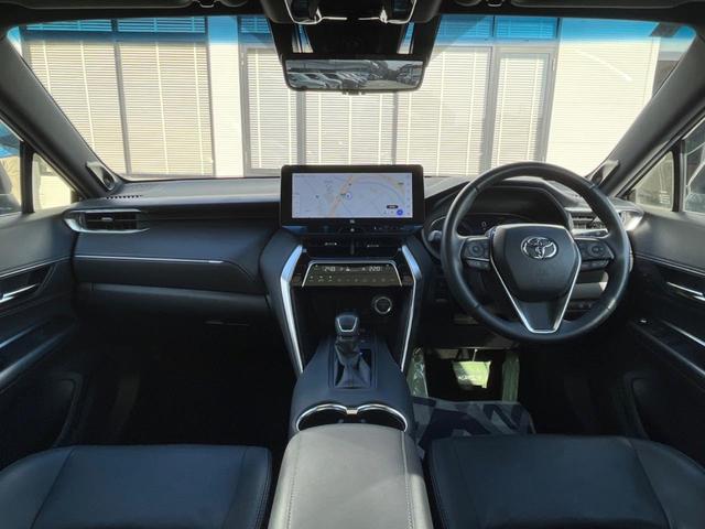 ハリアーハイブリッド Ｚ　レザーパッケージ　調光パノラマルーフ　ナビ機能付１２．３型ディスプレイオーディオ　全周囲カメラ　ＪＢＬサウンド　トヨタセーフティセンス　禁煙車　ハンズフリーパワーバックドア　黒革シート　シートベンチレーション　ＥＴＣ（2枚目）