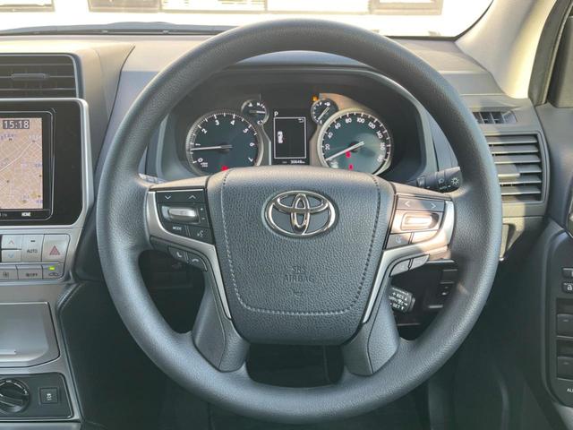 �C���e���A�ɍ��킹���f�U�C���̃X�e�A�����O�́A�^�]�������̂��Ƃ��l���A�^�]���₷���`��A�傫���ł��B�����x�A���ۂɐG���Ă��m���߂��������B