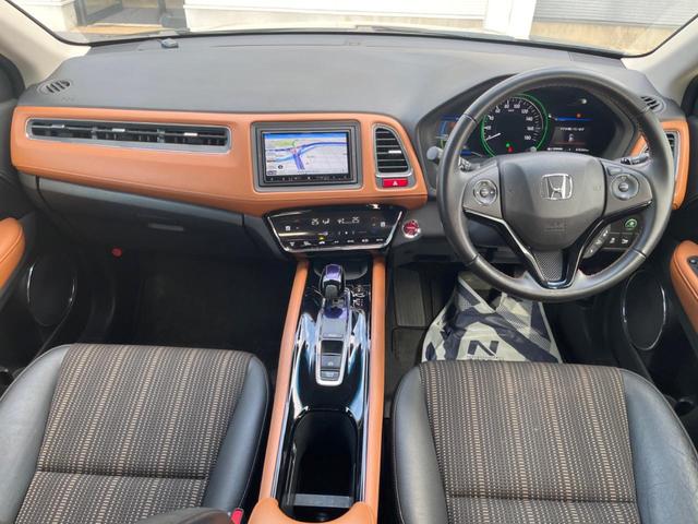 ヴェゼル ハイブリッドＺ　バックカメラ　衝突被害軽減システム　レーダークルーズ　禁煙車　ハーフレザーシート　スマートキー　ＬＥＤヘッド　ルーフレール　ＥＴＣ　純正１７インチアルミ　オートライト　デュアルエアコン（2枚目）