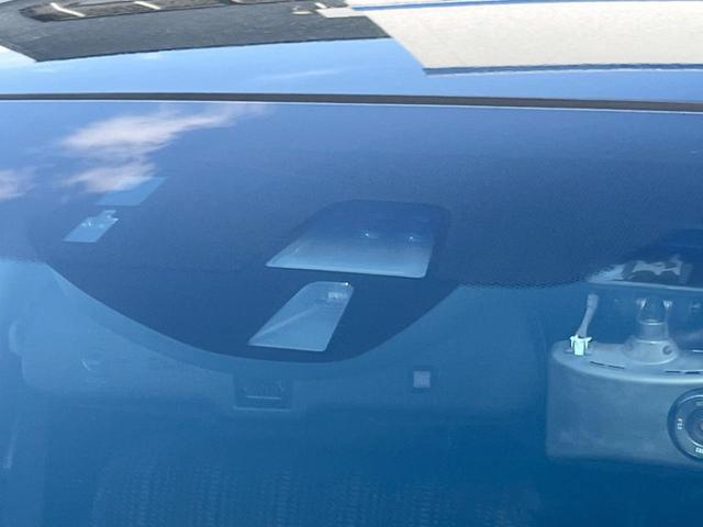 ヴェゼル ハイブリッドＺ　バックカメラ　衝突被害軽減システム　レーダークルーズ　禁煙車　ハーフレザーシート　スマートキー　ＬＥＤヘッド　ルーフレール　ＥＴＣ　純正１７インチアルミ　オートライト　デュアルエアコン（3枚目）