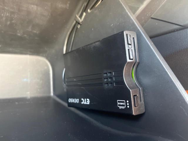 ヴェゼル ハイブリッドＺ　バックカメラ　衝突被害軽減システム　レーダークルーズ　禁煙車　ハーフレザーシート　スマートキー　ＬＥＤヘッド　ルーフレール　ＥＴＣ　純正１７インチアルミ　オートライト　デュアルエアコン（8枚目）