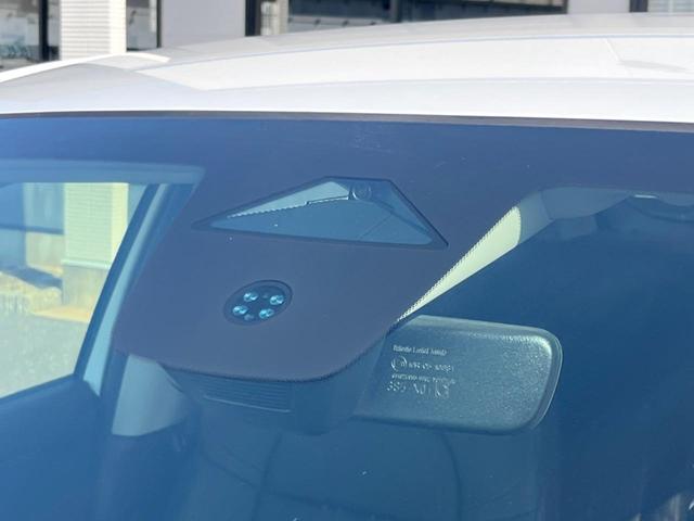 �y�z���_�Z���V���O�z���s���ɑO���̎ԗ�����F�����A�Փ˂������Ȏ��͌x��ƃu���[�L�ŏՓˉ���Ɣ�Q�y�����A�V�X�g�B�����S�Ƀh���C�u�����y���݂��������܂��B