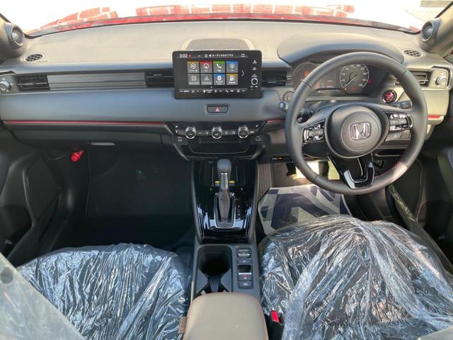 ヴェゼル ｅ：ＨＥＶ　ＲＳ　登録済未使用車　全周囲カメラ　プレミアムオーディオ　ホンダセンシング　レーダークルコン　ハンズフリーパワーバックドア　シートヒーター　コーナーセンサー　ＬＥＤ］ヘッド　９型ホンダコネクトディスプレイ（2枚目）