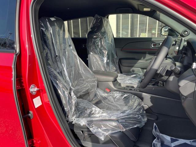ヴェゼル ｅ：ＨＥＶ　ＲＳ　登録済未使用車　全周囲カメラ　プレミアムオーディオ　ホンダセンシング　レーダークルコン　ハンズフリーパワーバックドア　シートヒーター　コーナーセンサー　ＬＥＤ］ヘッド　９型ホンダコネクトディスプレイ（9枚目）