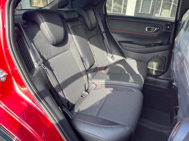 ヴェゼル ｅ：ＨＥＶ　ＲＳ　登録済未使用車　全周囲カメラ　プレミアムオーディオ　ホンダセンシング　レーダークルコン　ハンズフリーパワーバックドア　シートヒーター　コーナーセンサー　ＬＥＤ］ヘッド　９型ホンダコネクトディスプレイ（10枚目）