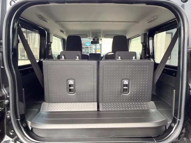 ���i�̂���������ʋ΁A���}���ɏ\���ȉ׎��X�y�[�X���m�ۂ��Ă���܂��B�Z�J���h�V�[�g��|���ƁA�傫�ȉו��̐ύڂ��\�ł���