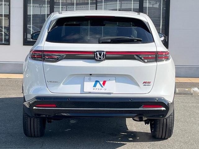 ヴェゼル ｅ：ＨＥＶ　ＲＳ　登録済未使用車　９型ホンダコネクトディスプレイ　全周囲カメラ　ホンダセンシング　アダプティブクルコン　ハンズフリーパワーバックドア　シートヒーター　コーナーセンサー　ＬＥＤヘッド　ＥＴＣ２．０（16枚目）