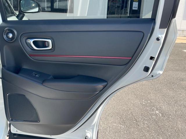 ヴェゼル ｅ：ＨＥＶ　ＲＳ　登録済未使用車　９型ホンダコネクトディスプレイ　全周囲カメラ　ホンダセンシング　アダプティブクルコン　ハンズフリーパワーバックドア　シートヒーター　コーナーセンサー　ＬＥＤヘッド　ＥＴＣ２．０（50枚目）