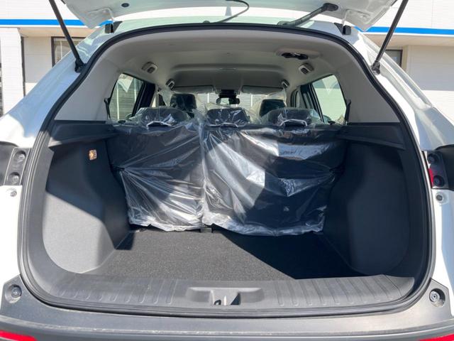 ���i�̂���������ʋ΁A���}���ɏ\���ȉ׎��X�y�[�X���m�ۂ��Ă���܂��B�Z�J���h�V�[�g��|���ƁA�傫�ȉו��̐ύڂ��\�ł���