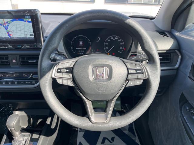 �C���e���A�ɍ��킹���f�U�C���̃X�e�A�����O�́A�^�]�������̂��Ƃ��l���A�^�]���₷���`��A�傫���ł��B�����x�A���ۂɐG���Ă��m���߂��������B