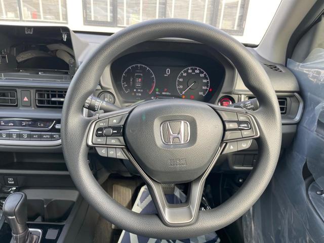 �C���e���A�ɍ��킹���f�U�C���̃X�e�A�����O�́A�^�]�������̂��Ƃ��l���A�^�]���₷���`��A�傫���ł��B�����x�A���ۂɐG���Ă��m���߂��������B