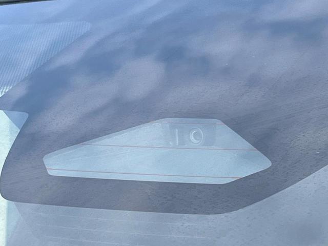 カローラクロス ハイブリッド　Ｚ　ガラスルーフ　バックカメラ　衝突被害軽減システム　レーダークルーズ　禁煙車　電動リアゲート　ハーフレザーシート　パワーシート　コーナーセンサー　スマートキー　ＬＥＤヘッド　ルーフレール　ＥＴＣ２．０（6枚目）