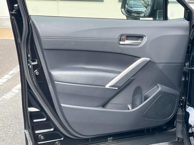 カローラクロス ハイブリッド　Ｚ　ガラスルーフ　バックカメラ　衝突被害軽減システム　レーダークルーズ　禁煙車　電動リアゲート　ハーフレザーシート　パワーシート　コーナーセンサー　スマートキー　ＬＥＤヘッド　ルーフレール　ＥＴＣ２．０（47枚目）