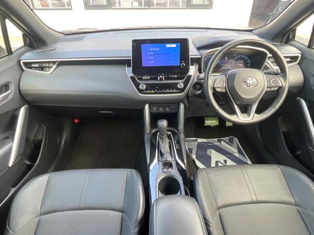 カローラクロス ハイブリッド　Ｚ　バックカメラ　衝突被害軽減システム　レーダークルーズ　禁煙車　電動リアゲート　ハーフレザーシート　パワーシート　コーナーセンサー　スマートキー　ＬＥＤヘッド　ルーフレール　ビルトインＥＴＣ（2枚目）