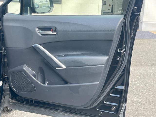 カローラクロス ハイブリッド　Ｚ　バックカメラ　衝突被害軽減システム　レーダークルーズ　禁煙車　電動リアゲート　ハーフレザーシート　パワーシート　コーナーセンサー　スマートキー　ＬＥＤヘッド　ルーフレール　ビルトインＥＴＣ（42枚目）