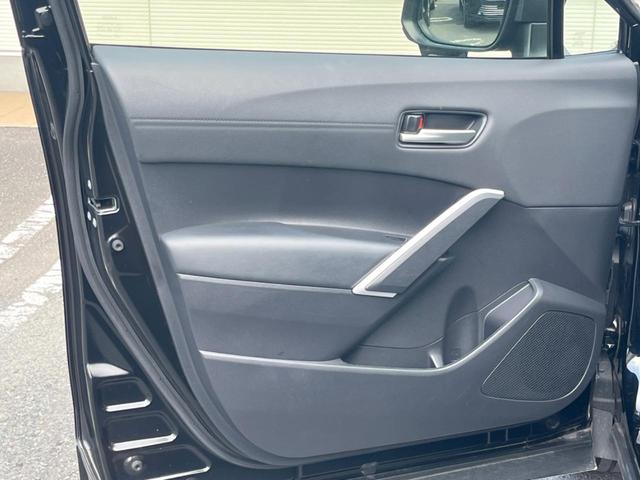 カローラクロス ハイブリッド　Ｚ　バックカメラ　衝突被害軽減システム　レーダークルーズ　禁煙車　電動リアゲート　ハーフレザーシート　パワーシート　コーナーセンサー　スマートキー　ＬＥＤヘッド　ルーフレール　ビルトインＥＴＣ（43枚目）