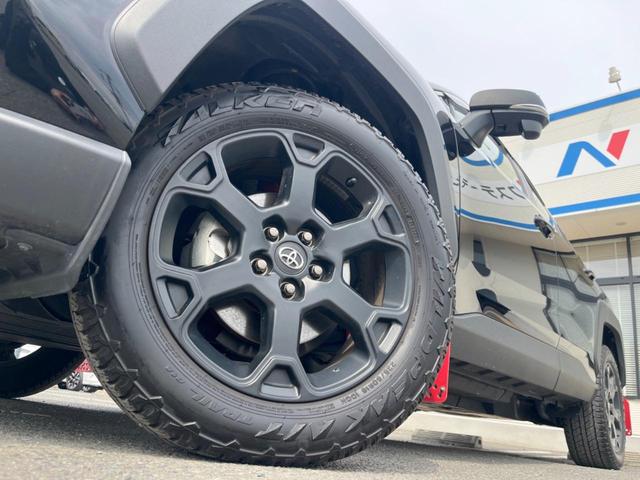 【純正１８インチアルミホイール】外観にマッチした純正アルミホイールを装着しております。各種社外アルミホイールや、スタッドレスタイヤも取扱いしております。是非ご相談ください♪