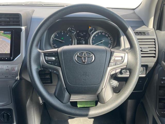 �C���e���A�ɍ��킹���f�U�C���̃X�e�A�����O�́A�^�]�������̂��Ƃ��l���A�^�]���₷���`��A�傫���ł��B�����x�A���ۂɐG���Ă��m���߂��������B