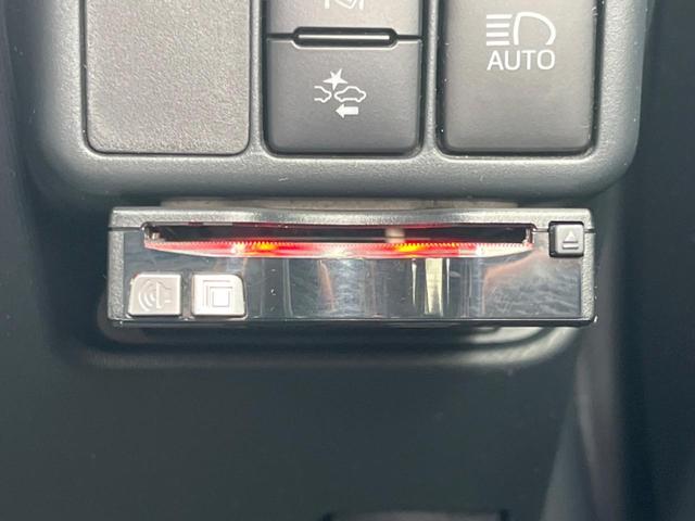 アクア クロスオーバー　ＳＤナビ　バックカメラ　衝突被害軽減システム　ドラレコ　コーナーセンサー　スマートキー　ＬＥＤヘッド　ルーフレール　ＥＴＣ　純正１６インチアルミ　オートハイビーム　車線逸脱警報　オートライト（8枚目）