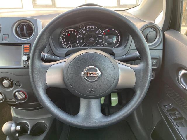 �C���e���A�ɍ��킹���f�U�C���̃X�e�A�����O�́A�^�]�������̂��Ƃ��l���A�^�]���₷���`��A�傫���ł��B�����x�A���ۂɐG���Ă��m���߂��������B