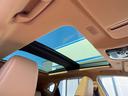 【大型サンルーフ】車内の解放感が一気に上がる大型のパノラマルーフ!季節を問わず開放的で快適なドライブをお楽しみいただけます。流通量も少なく希少価値の高い人気の装備です♪